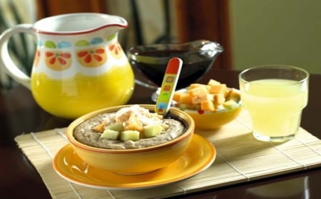Avena y frutas frescas